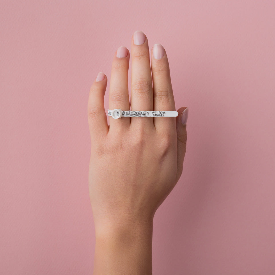 Mesurer un tour de doigt pour une bague de fiançailles